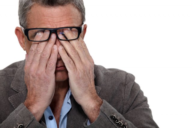 Trljanje očiju oslobađa od stresa ali može da poveća rizik od infekcija